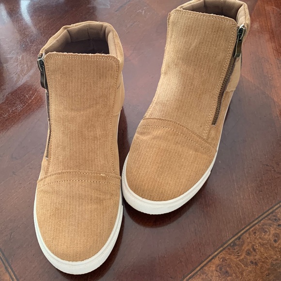 Shoes - Women’s tan sneakers size 9
